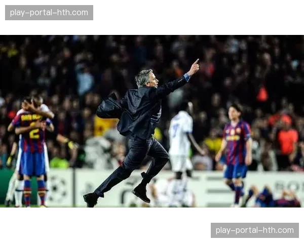 特写：终场哨响，带领球队保级成功的教练被球员高高抛起