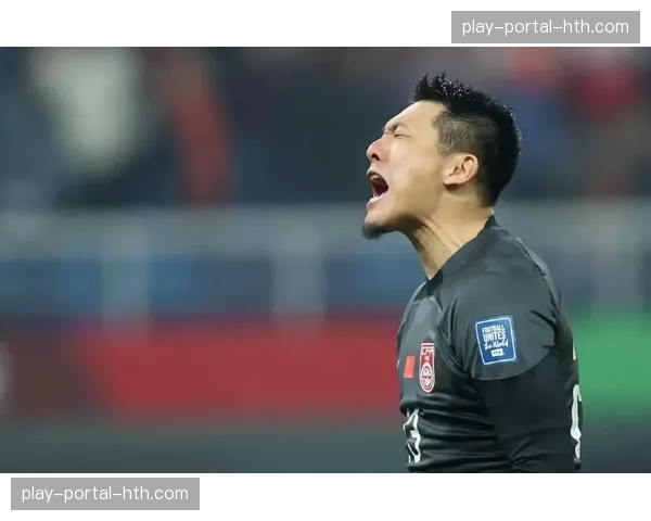 特写瞬间：山东泰山后卫贾德松门线解围后，与门将王大雷激情撞胸。