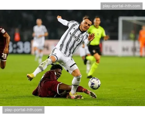 都灵德比爆发冲突，尤文图斯球员洛卡特利与都灵主帅在场边激烈争执